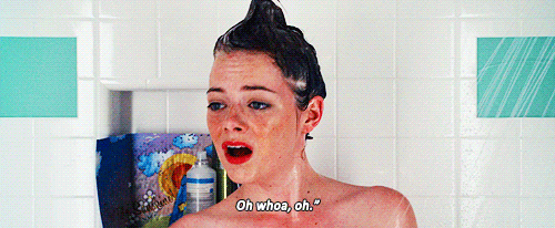 emma stone washing hair singing shower, φροντίδα βαμμένων μαλλιών