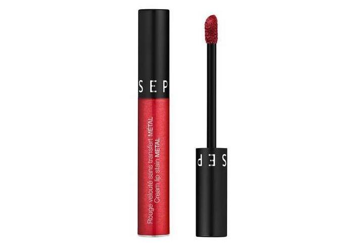 velvet-red-transfer-free-cream-lip-stain-matte-metallic-finish-lipstick, Τα τρία must-have προϊόντα για το καλοκαιρινό σας νεσεσέρ