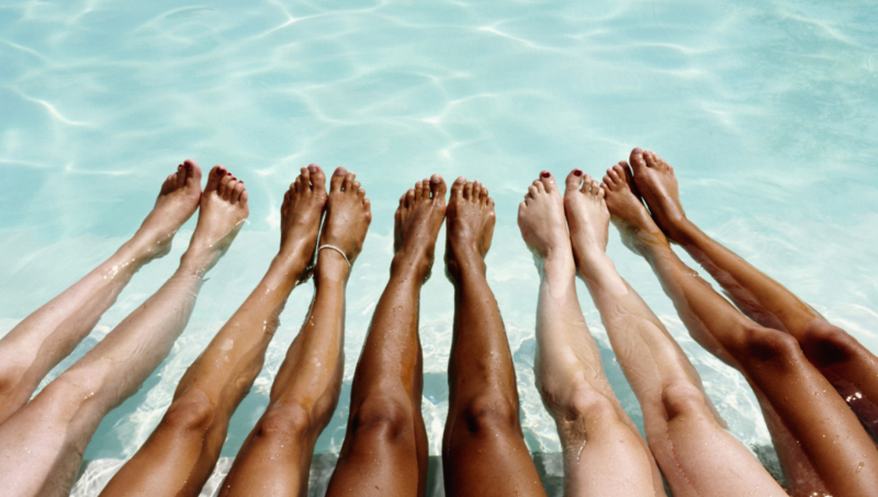 legs tan pool pisina podia mavrisma, Δεν μαυρίζουν τα πόδια σας το καλοκαίρι; Βρήκαμε το προϊόν που θα σας «σώσει»