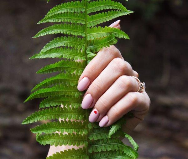 nails leaf manicure