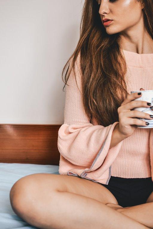 woman holding cup pink Aπολέπιση