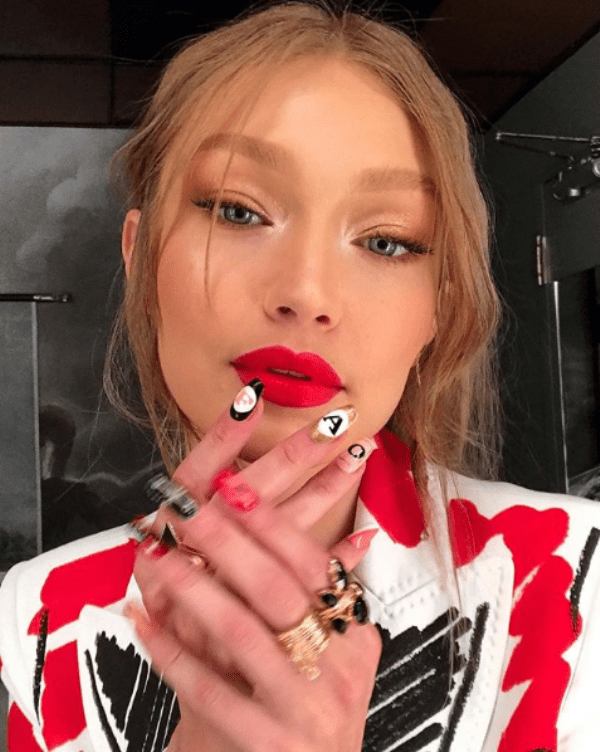  red lipstick look της gigi hadid