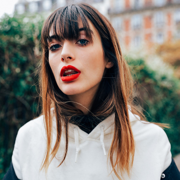 Louise-Follain, red lips, bangs, κάλυψη χωρίς εφέ μάσκας