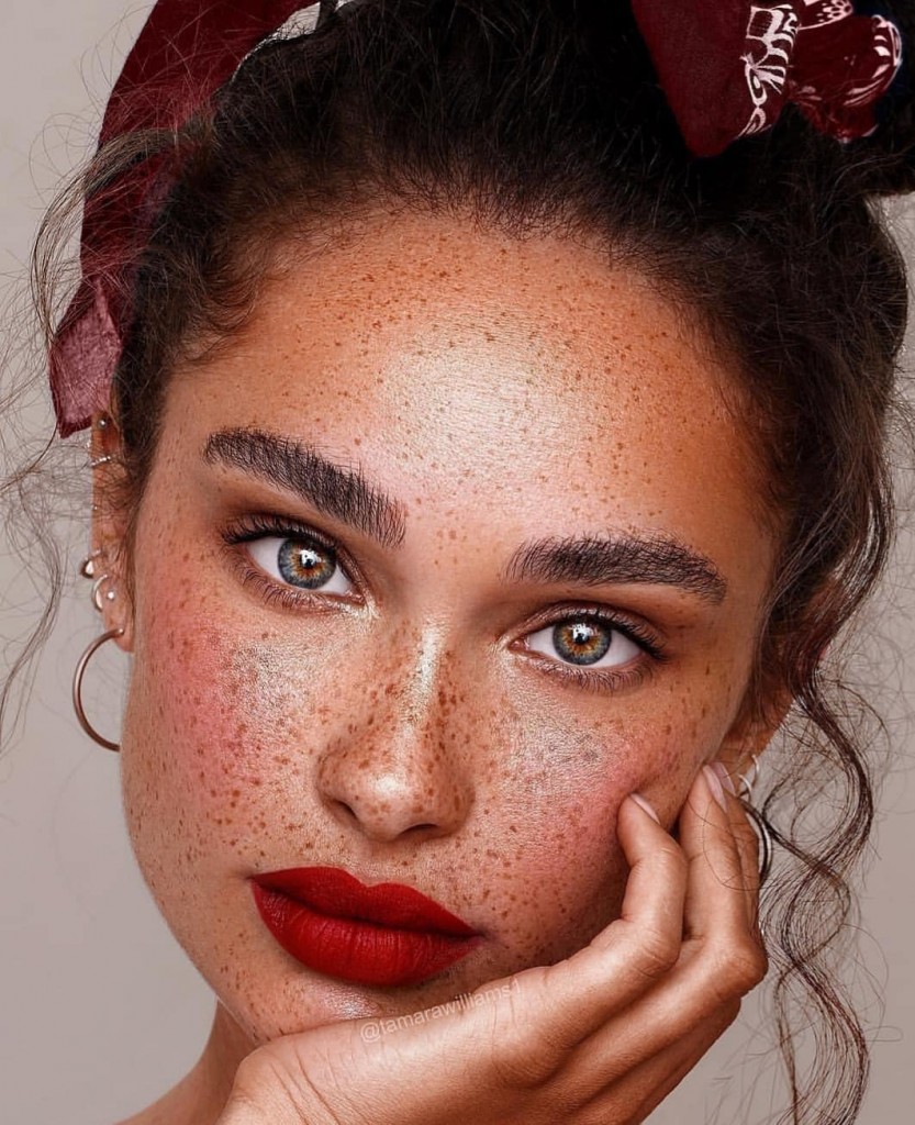 brows, fakides, red lips, freckles